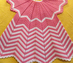 Детское бело-розовое платье крючком