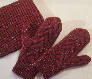 Комплект «Багрянец» (шапка и варежки спицами)