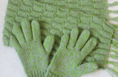 Комплект «Весенняя зелень» (шарф и перчатки спицами)