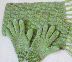 Комплект «Весенняя зелень» (шарф и перчатки спицами)