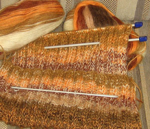 Комплект «Поздняя осень» (шарф и варежки спицами)