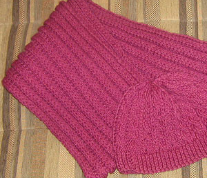 Комплект «Фуксия» (шарф и шапка спицами)