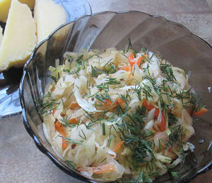 Квашеная капуста с мукой и семенами укропа